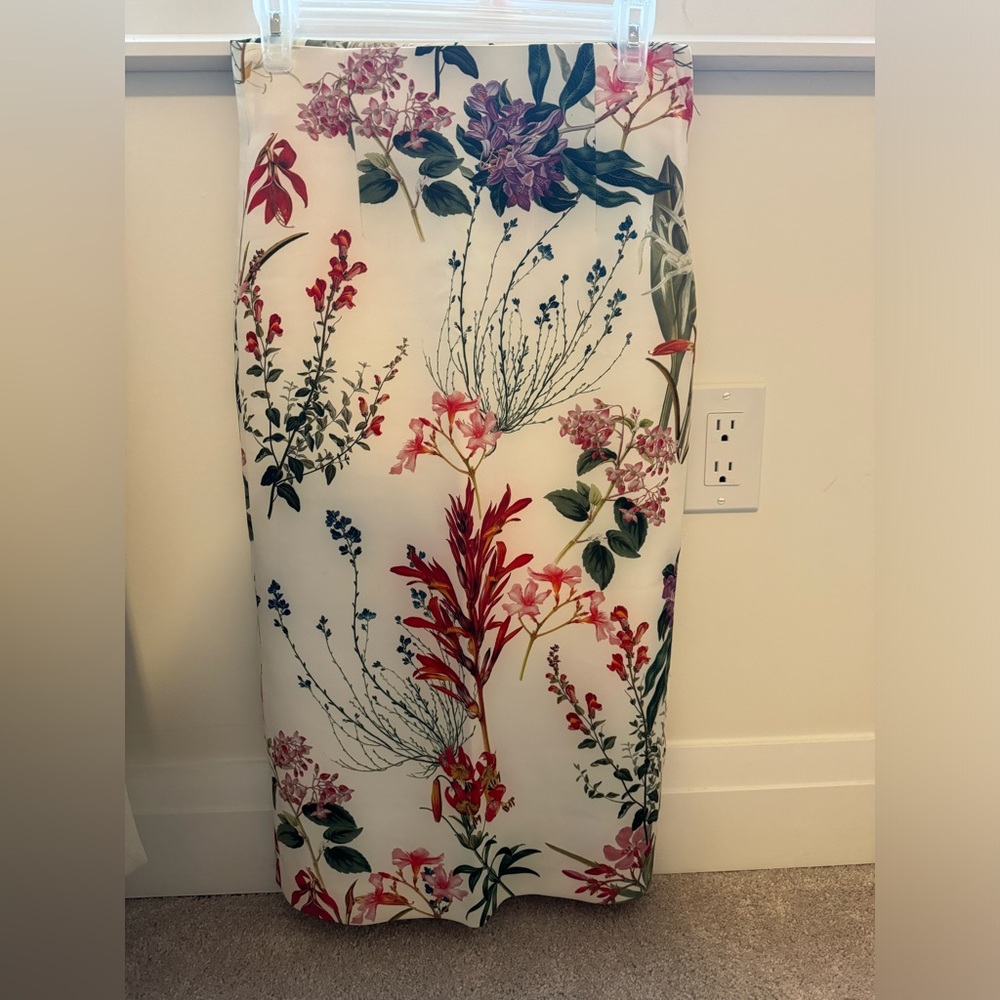 Zara - Beautiful flowery pencil skirt
